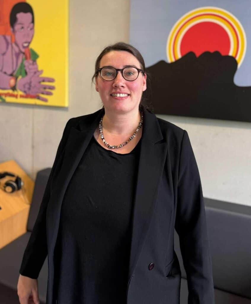 Dr. Lisa Marie Roemer 1 Dr. Lisa Maria Roemer Profilbild in schwarzem Anzug