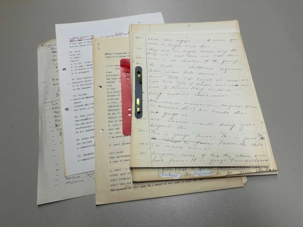 Einige Zettel mit handschriftlichen und gedruckten Interviewtranskripten