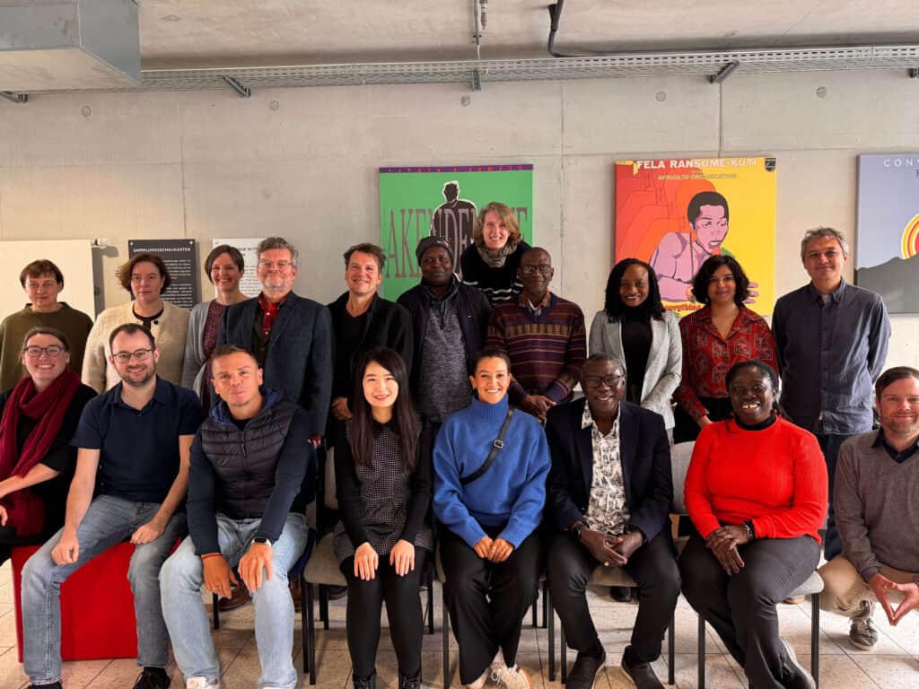 Gruppenfoto vor Wand mit Bildern